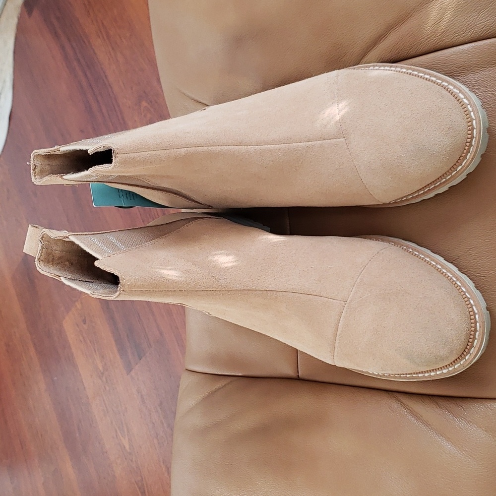Women's TOMS Desert Tan Suede water resistant boots. Ortholite EcoX40. Size 11.